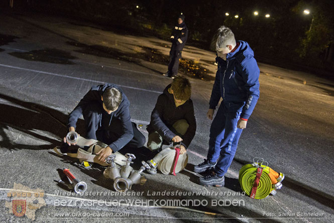 20231104_Nachtwanderung der Feuerwehrjugend des Bezirkes Baden, diesmal in Baden