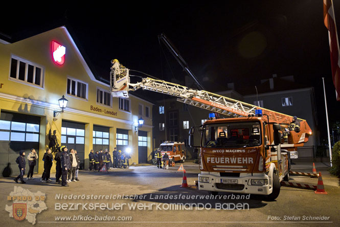 20231104_Nachtwanderung der Feuerwehrjugend des Bezirkes Baden, diesmal in Baden