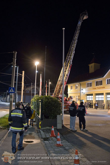 20231104_Nachtwanderung der Feuerwehrjugend des Bezirkes Baden, diesmal in Baden