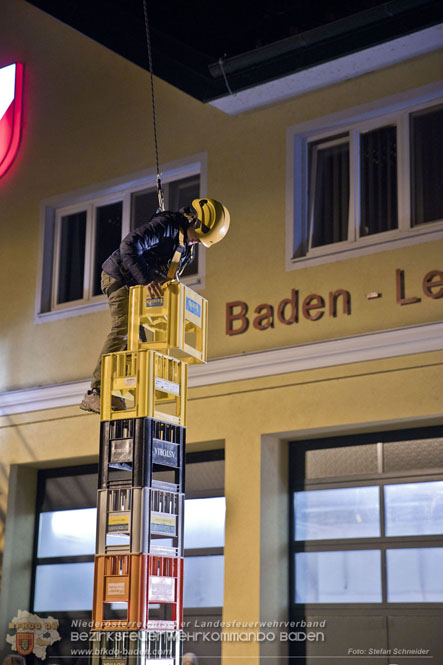 20231104_Nachtwanderung der Feuerwehrjugend des Bezirkes Baden, diesmal in Baden