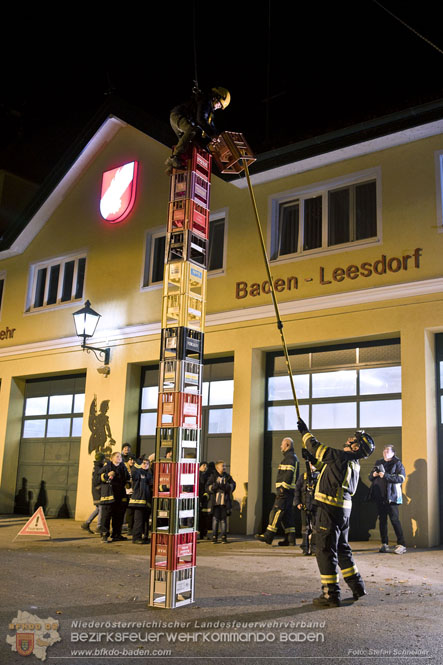 20231104_Nachtwanderung der Feuerwehrjugend des Bezirkes Baden, diesmal in Baden