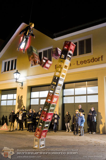 20231104_Nachtwanderung der Feuerwehrjugend des Bezirkes Baden, diesmal in Baden