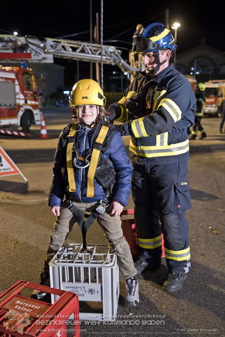 20231104_Nachtwanderung der Feuerwehrjugend des Bezirkes Baden, diesmal in Baden