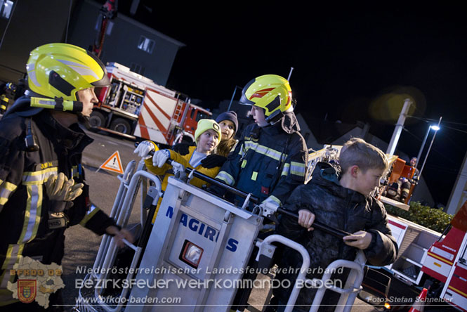 20231104_Nachtwanderung der Feuerwehrjugend des Bezirkes Baden, diesmal in Baden