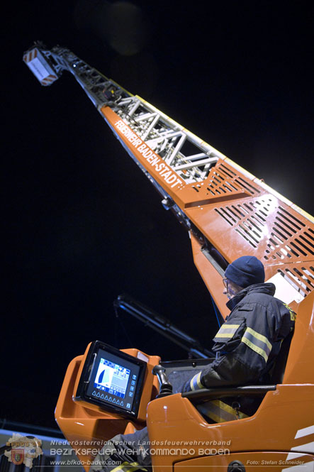 20231104_Nachtwanderung der Feuerwehrjugend des Bezirkes Baden, diesmal in Baden