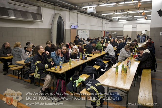 20231104_Nachtwanderung der Feuerwehrjugend des Bezirkes Baden, diesmal in Baden