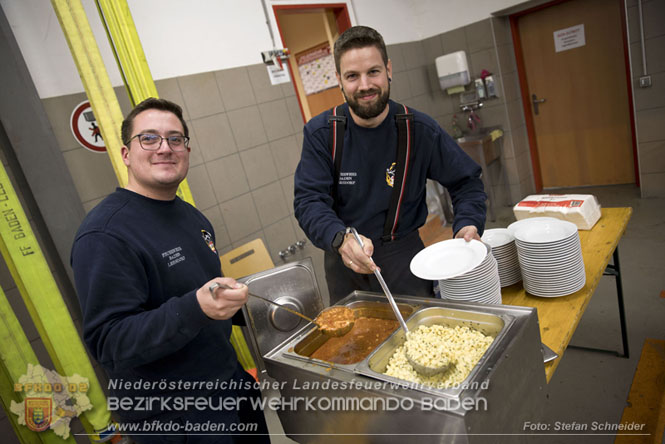 20231104_Nachtwanderung der Feuerwehrjugend des Bezirkes Baden, diesmal in Baden