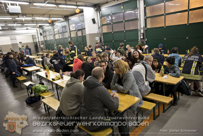 20231104_Nachtwanderung der Feuerwehrjugend des Bezirkes Baden, diesmal in Baden