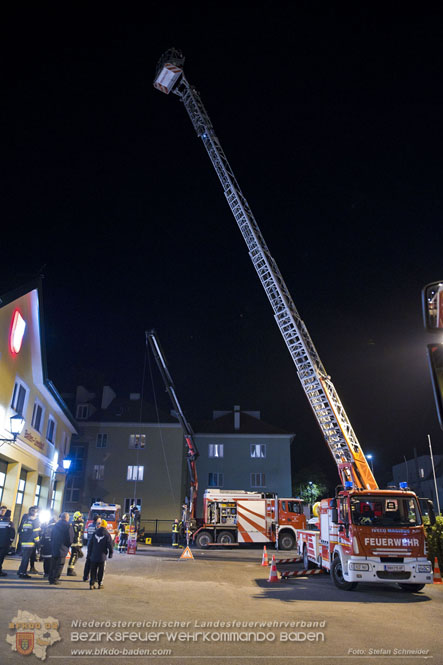 20231104_Nachtwanderung der Feuerwehrjugend des Bezirkes Baden, diesmal in Baden