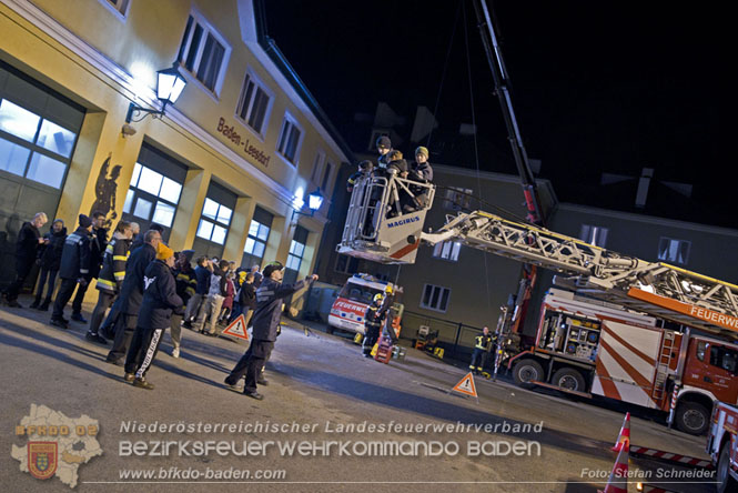 20231104_Nachtwanderung der Feuerwehrjugend des Bezirkes Baden, diesmal in Baden