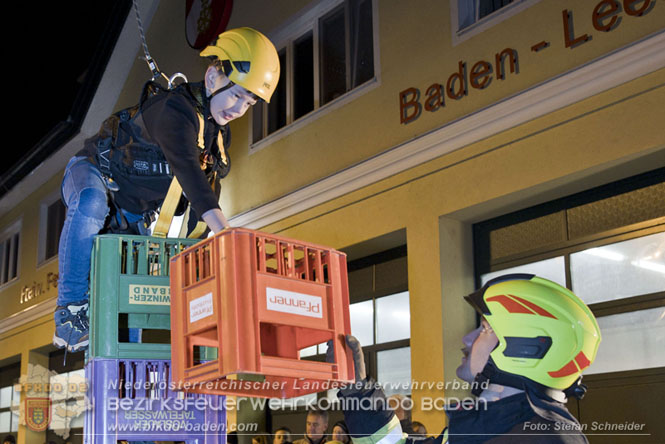 20231104_Nachtwanderung der Feuerwehrjugend des Bezirkes Baden, diesmal in Baden