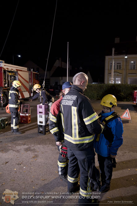 20231104_Nachtwanderung der Feuerwehrjugend des Bezirkes Baden, diesmal in Baden