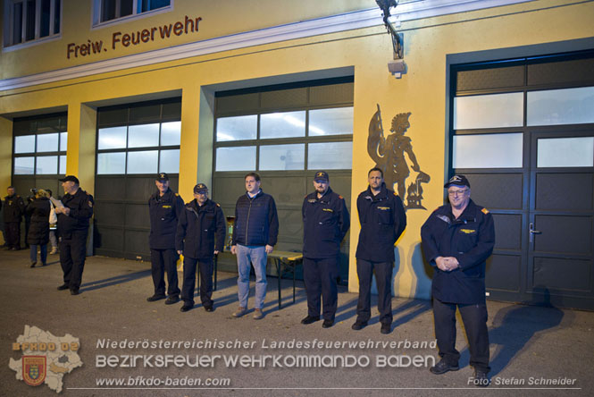 20231104_Nachtwanderung der Feuerwehrjugend des Bezirkes Baden, diesmal in Baden