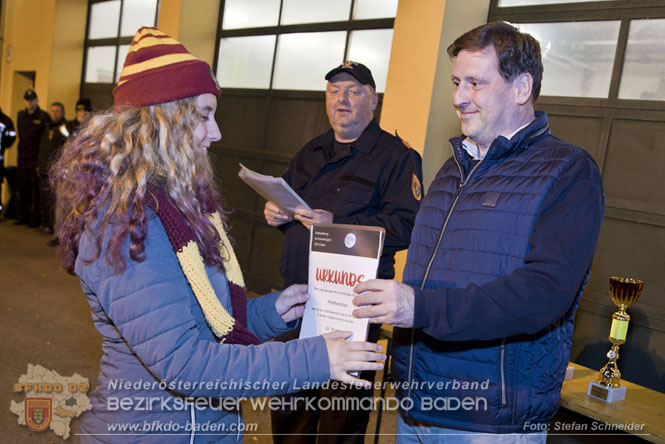 20231104_Nachtwanderung der Feuerwehrjugend des Bezirkes Baden, diesmal in Baden