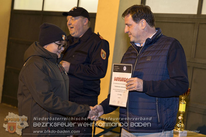 20231104_Nachtwanderung der Feuerwehrjugend des Bezirkes Baden, diesmal in Baden