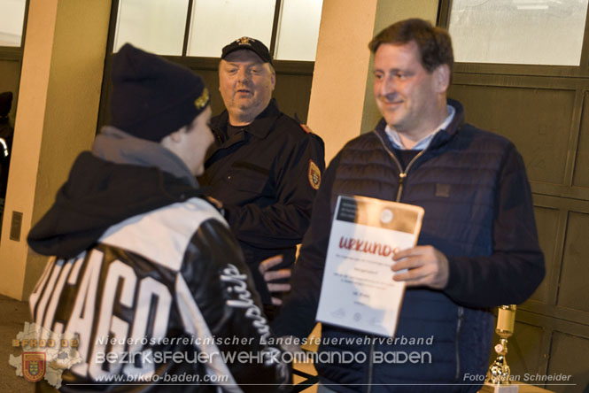 20231104_Nachtwanderung der Feuerwehrjugend des Bezirkes Baden, diesmal in Baden