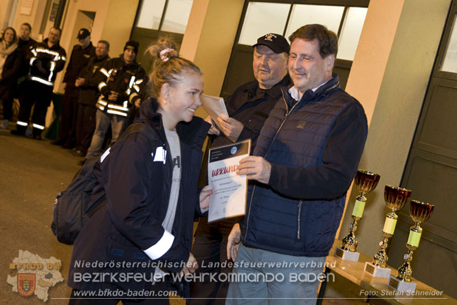 20231104_Nachtwanderung der Feuerwehrjugend des Bezirkes Baden, diesmal in Baden