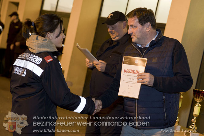 20231104_Nachtwanderung der Feuerwehrjugend des Bezirkes Baden, diesmal in Baden