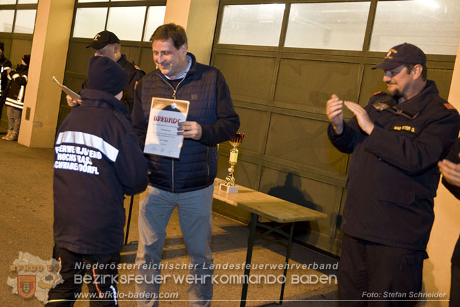 20231104_Nachtwanderung der Feuerwehrjugend des Bezirkes Baden, diesmal in Baden