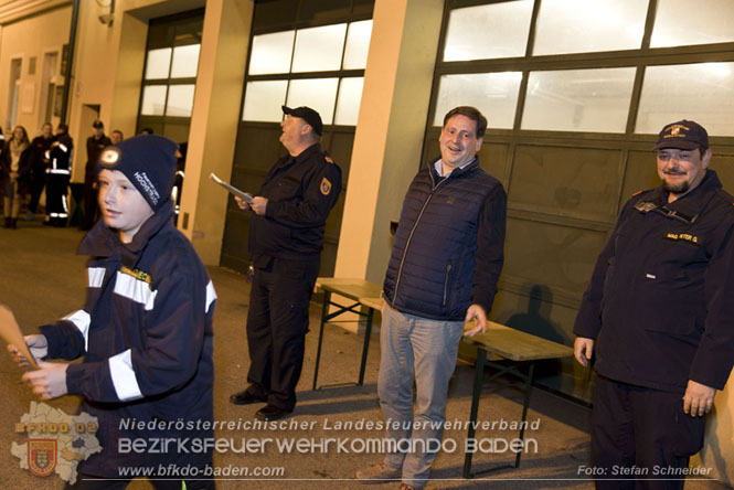 20231104_Nachtwanderung der Feuerwehrjugend des Bezirkes Baden, diesmal in Baden