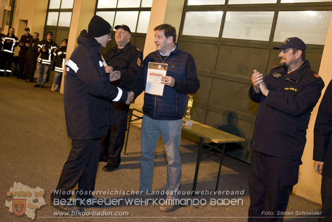 20231104_Nachtwanderung der Feuerwehrjugend des Bezirkes Baden, diesmal in Baden