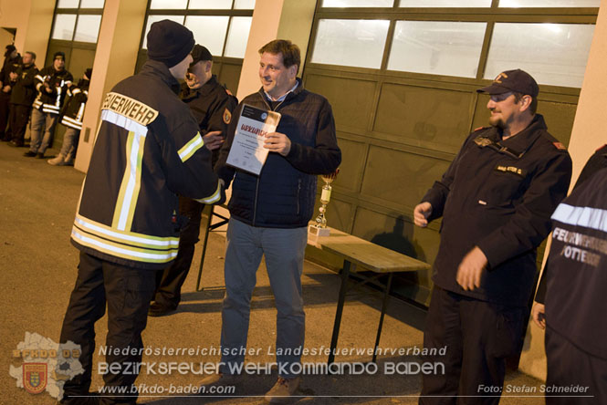 20231104_Nachtwanderung der Feuerwehrjugend des Bezirkes Baden, diesmal in Baden