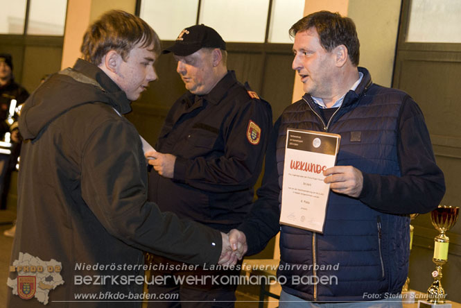 20231104_Nachtwanderung der Feuerwehrjugend des Bezirkes Baden, diesmal in Baden