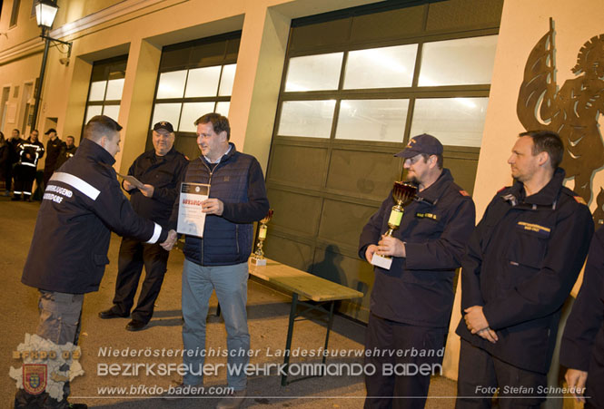 20231104_Nachtwanderung der Feuerwehrjugend des Bezirkes Baden, diesmal in Baden