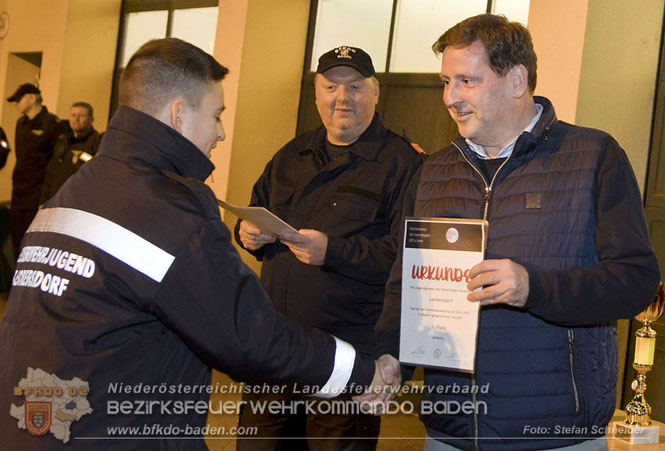 20231104_Nachtwanderung der Feuerwehrjugend des Bezirkes Baden, diesmal in Baden