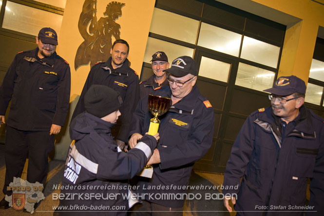 20231104_Nachtwanderung der Feuerwehrjugend des Bezirkes Baden, diesmal in Baden