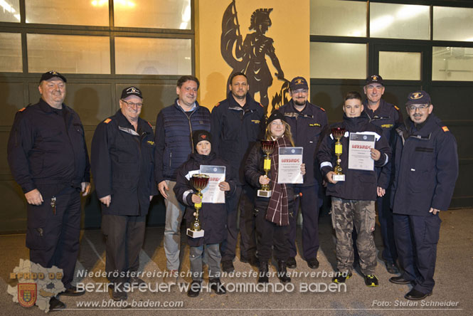 20231104_Nachtwanderung der Feuerwehrjugend des Bezirkes Baden, diesmal in Baden