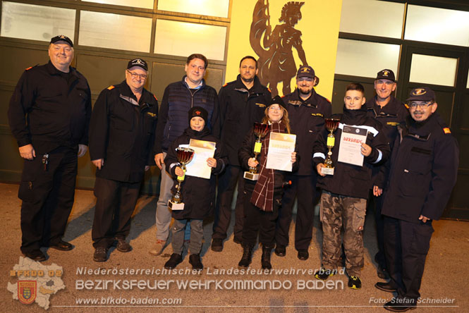 20231104_Nachtwanderung der Feuerwehrjugend des Bezirkes Baden, diesmal in Baden