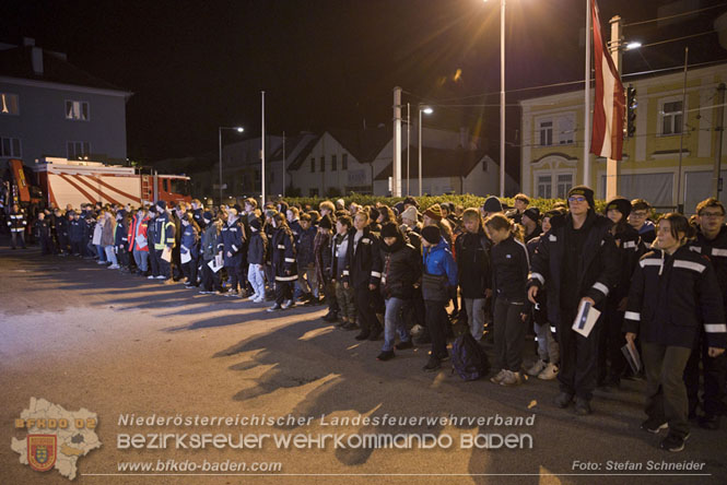 20231104_Nachtwanderung der Feuerwehrjugend des Bezirkes Baden, diesmal in Baden