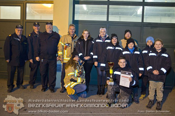 20231104_Nachtwanderung der Feuerwehrjugend des Bezirkes Baden, diesmal in Baden