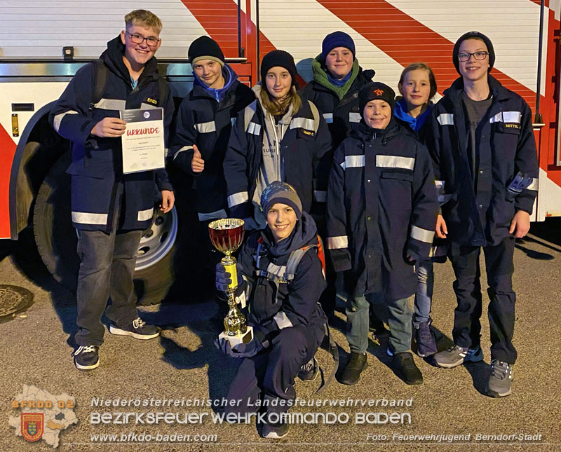 20231104_Nachtwanderung der Feuerwehrjugend des Bezirkes Baden, diesmal in Baden