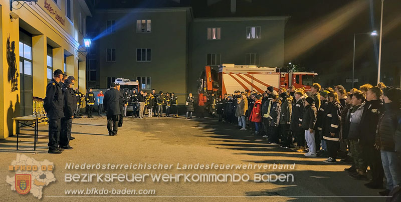 20231104_Nachtwanderung der Feuerwehrjugend des Bezirkes Baden, diesmal in Baden