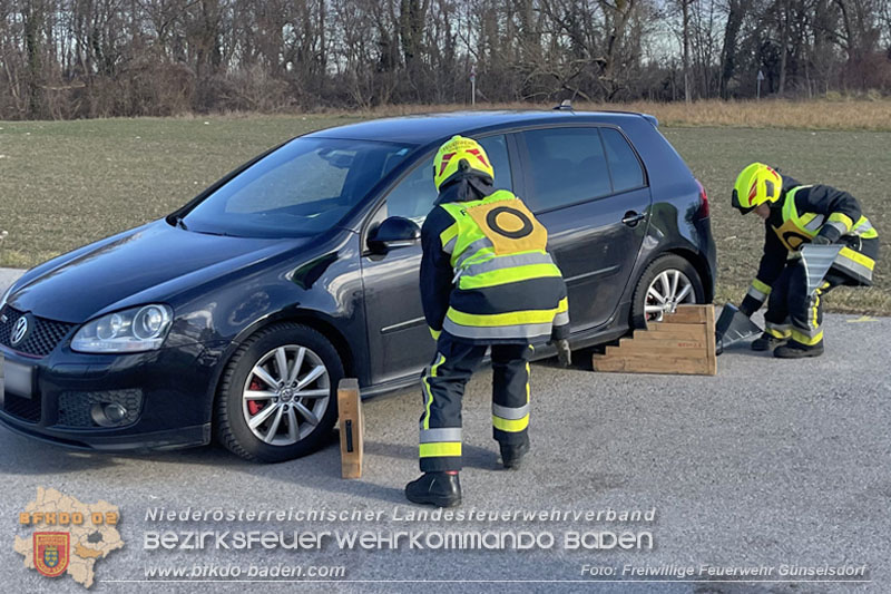 20250201_Weiße Fahne bei der Ausbildungsprüfung Technische Hilfeleistung in Bronze u. Silber in Günselsdorf  Foto: Freiwillige Feuerwehr Günselsdorf