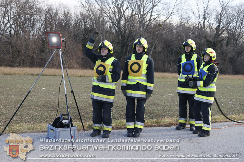 20250201_Weiße Fahne bei der Ausbildungsprüfung Technische Hilfeleistung in Bronze u. Silber in Günselsdorf  Foto: Freiwillige Feuerwehr Günselsdorf