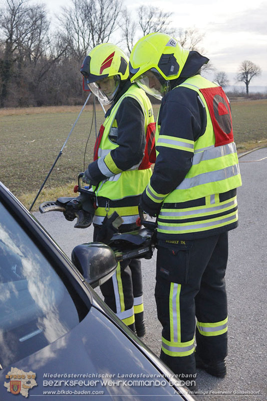 20250201_Weiße Fahne bei der Ausbildungsprüfung Technische Hilfeleistung in Bronze u. Silber in Günselsdorf  Foto: Freiwillige Feuerwehr Günselsdorf