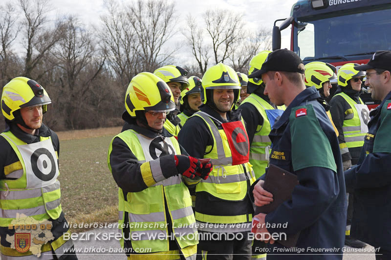 20250201_Weiße Fahne bei der Ausbildungsprüfung Technische Hilfeleistung in Bronze u. Silber in Günselsdorf  Foto: Freiwillige Feuerwehr Günselsdorf
