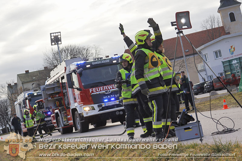 20250201_Weiße Fahne bei der Ausbildungsprüfung Technische Hilfeleistung in Bronze u. Silber in Günselsdorf  Foto: Freiwillige Feuerwehr Günselsdorf