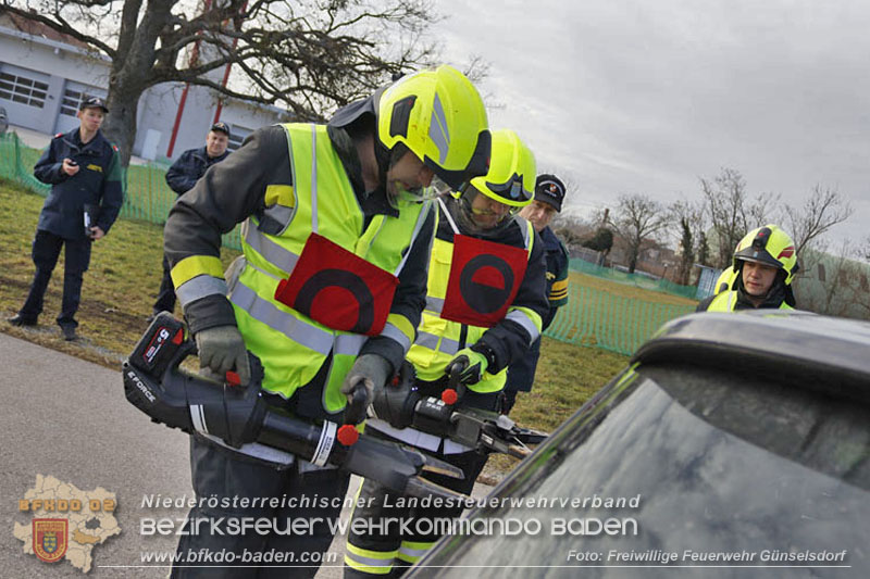 20250201_Weiße Fahne bei der Ausbildungsprüfung Technische Hilfeleistung in Bronze u. Silber in Günselsdorf  Foto: Freiwillige Feuerwehr Günselsdorf