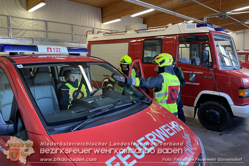 20250201_Weiße Fahne bei der Ausbildungsprüfung Technische Hilfeleistung in Bronze u. Silber in Günselsdorf  Foto: Freiwillige Feuerwehr Günselsdorf