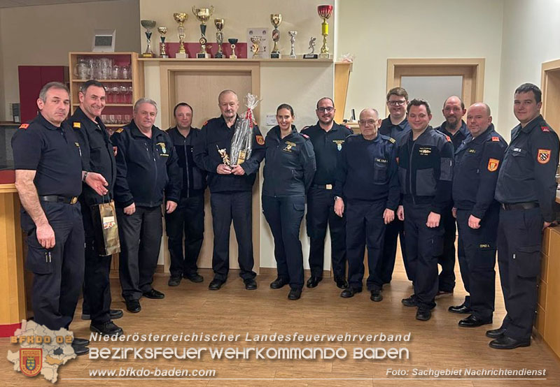 Eine goldene" Aufmerksamkeit vom Team Nachrichtendienst fr Werner Bodansky aufgrund seiner langjhrigen Ttigkeiten