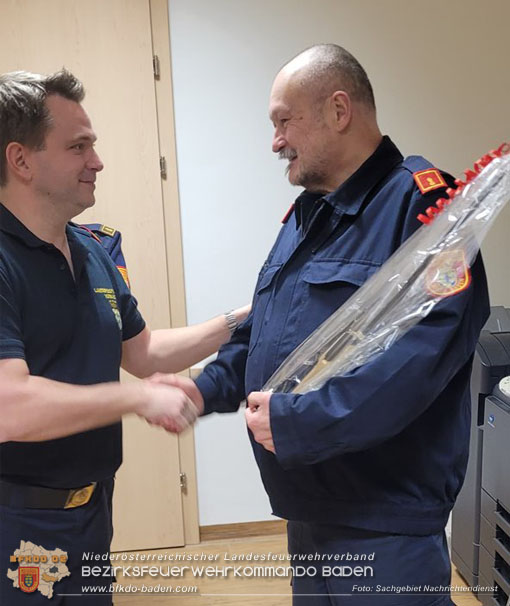 Eine goldene" Aufmerksamkeit vom Team Nachrichtendienst fr Werner Bodansky aufgrund seiner langjhrigen Ttigkeiten