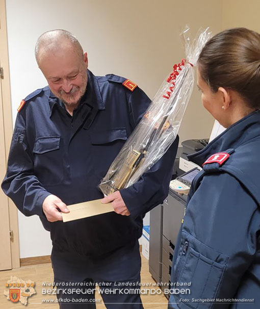 Eine goldene" Aufmerksamkeit vom Team Nachrichtendienst fr Werner Bodansky aufgrund seiner langjhrigen Ttigkeiten