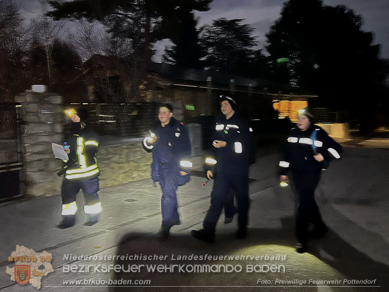 20251108_Nachtwanderung der Feuerwehrjugend des Bezirks Baden in Aigen 20251108_Nachtwanderung der Feuerwehrjugend des Bezirks Baden in Aigen