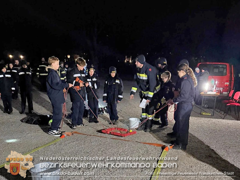 20251108_Nachtwanderung der Feuerwehrjugend des Bezirks Baden in Aigen 20251108_Nachtwanderung der Feuerwehrjugend des Bezirks Baden in Aigen