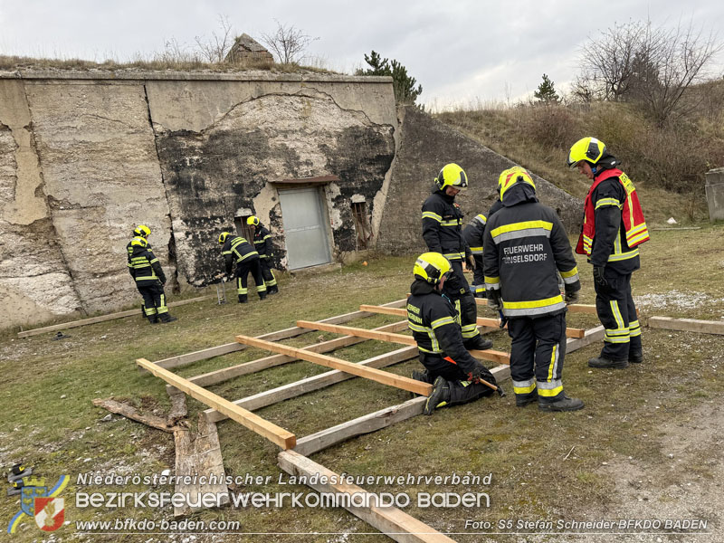 20251122_1. ZUG der 2. KHD Bereitschaft übt am Gelände des Tritolwerk  Foto: S5 Stefan Schneider BFKDO BADEN