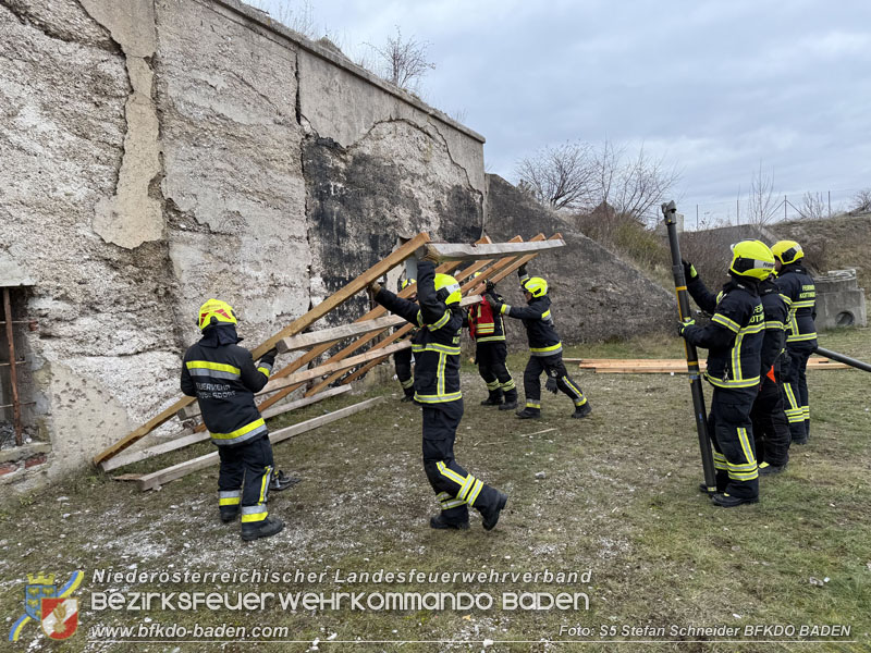 20251122_1. ZUG der 2. KHD Bereitschaft übt am Gelände des Tritolwerk  Foto: S5 Stefan Schneider BFKDO BADEN